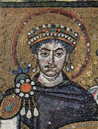 Mosaïque représentant l'empereur Justinien dans la basilique de Ravenne (Italie)