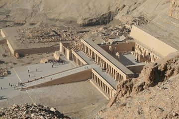 Au premier plan : temple d'Hatchepsout ; au fond à gauche : temple de Montouhotep II ; au fond à droite : temple de Thoutmosis III.