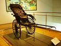 Pousse-pousse ancien exposé au musée Toyota de la préfecture d'Aichi