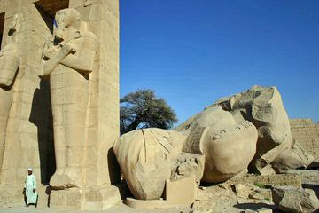 Ramesséum, avec la statue colossale brisée de Ramsès II.