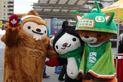 Les mascottes Quatchi et Miga (à gauche) avec Sumi, mascotte des Jeux paralympiques (à droite)