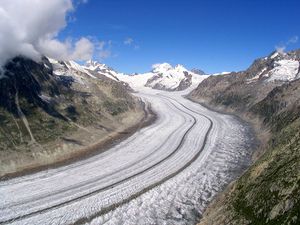 La partie médiane du glacier d'Aletsch. Photographie prise en juillet.