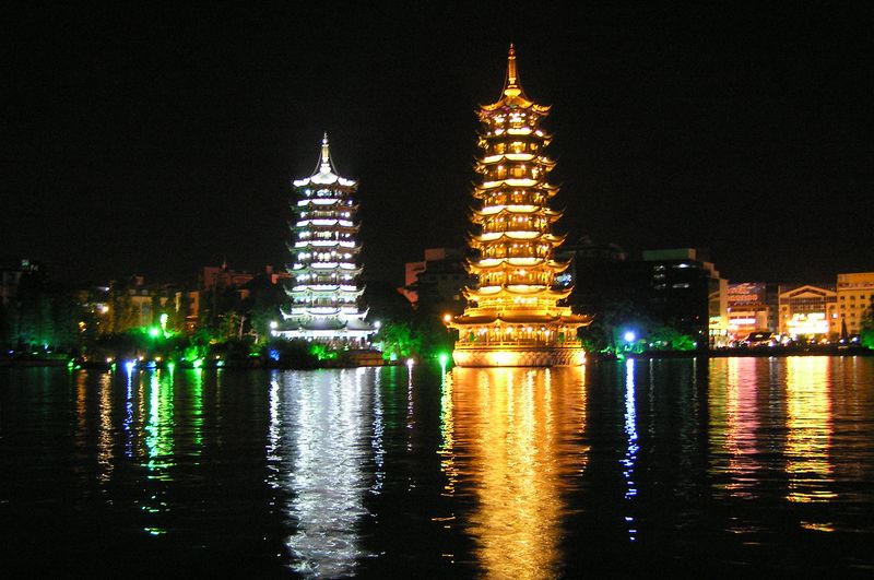 Fichier:Pagodes Guilin nuit.jpg