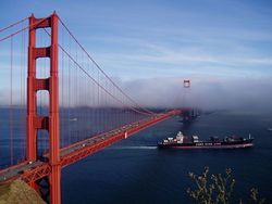 Golden Gate Bridge et porte-conteneurs.jpg