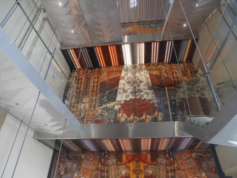 Fichier:Grand escalier suspendu du Museon Arlaten.jpeg