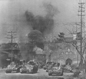 Les chars japonais pénètrent dans la ville chinoise de Nankin.