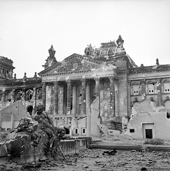 Fichier:Reichstag 1945.jpg