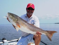 Un pêcheur avec un tambour rouge, en Floride