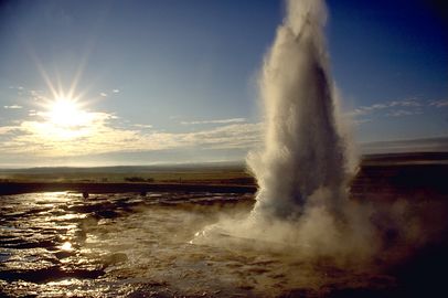 Une éruption du Strokkur, en Islande.