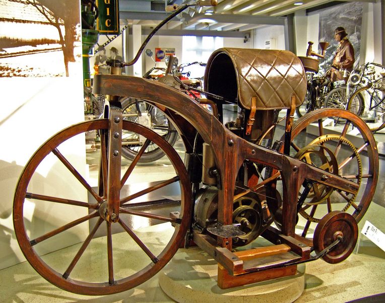Fichier:Moto à essence Daimler 1885.jpg