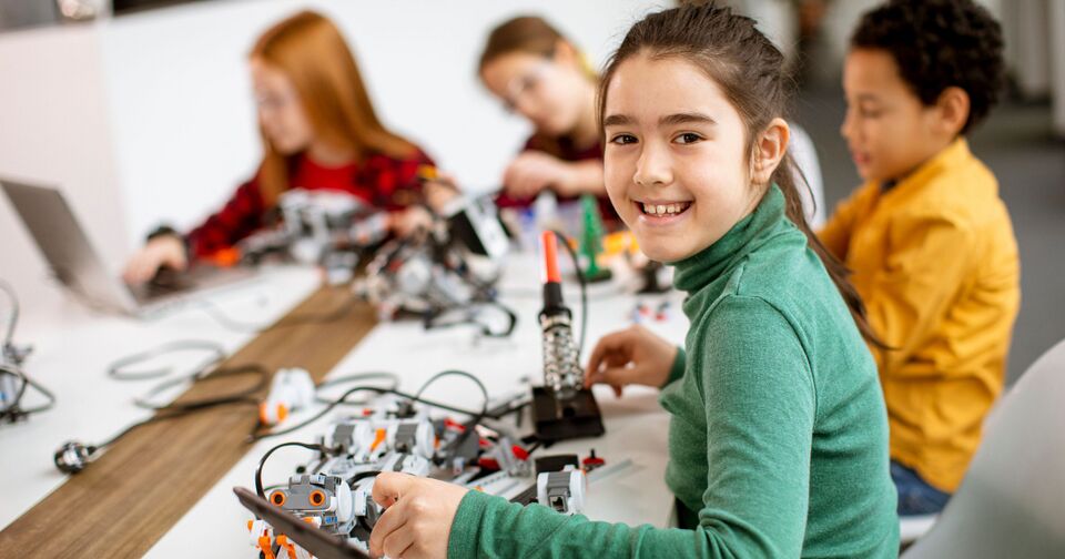 Archivo:Niños en Trabajo Robotica.jpg