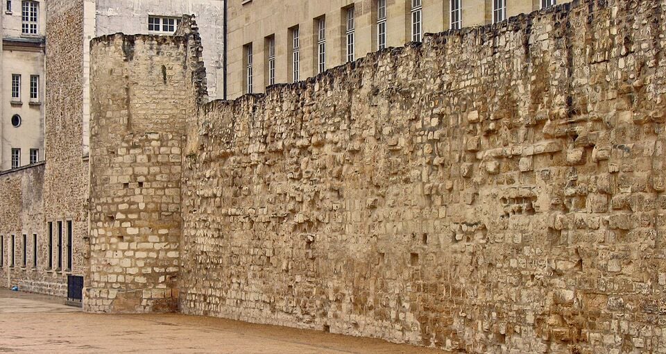 Muraille et tours de l'enceinte, dans le quartier du Marais.