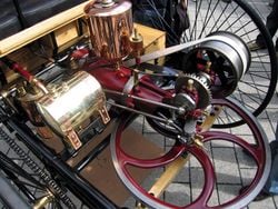 Moteur monocylindre avec volant d'inertie horizontal du «&nbsp;Patent-Motorwagen&nbsp;» de Carl Benz (1886), première automobile à moteur à explosion (à essence).
