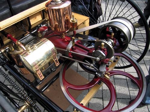 Moteur monocylindre avec volant d'inertie horizontal du «&nbsp;Patent-Motorwagen&nbsp;» de Carl Benz (1886), première automobile à moteur à explosion (à essence).