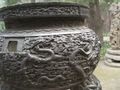 Un vase ouvragé, au temple de Confucius&nbsp;(wp).