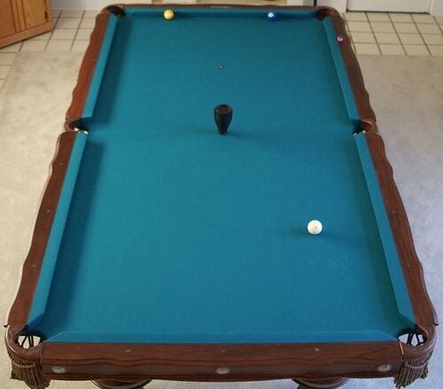 Une table de billard anglais (snooker).