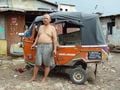 Un conducteur d'auto-pousse le réparant à Jakarta (Indonésie)
