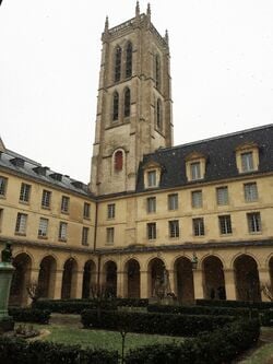 Cloître, tour de Clovis (ancien clocher).