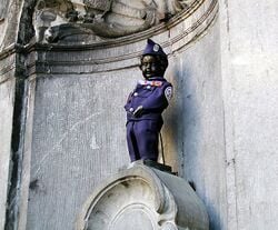 Manneken-Pis déguisé en cadet de l'Air Force.