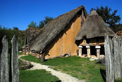 Reconstitution d'une habitation et d'un grenier du Néolithique