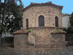 Baptistère des Ariens.