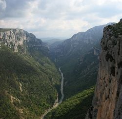 Gorges du Verdon. Versants aux pente très accentuées.