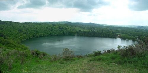 Le maar du gour de Tazenat, en Auvergne.