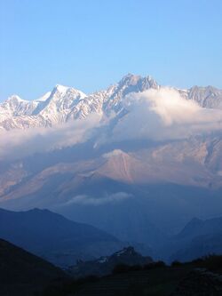 Himalaya (हिमालय himâlaya) signifie en sanskrit «&nbsp;séjour de la neige&nbsp;».