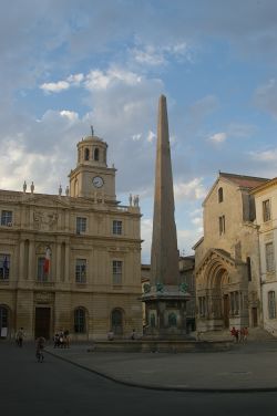 Aiguille d'Arles, hôtel de Ville, église Saint-Trophime.