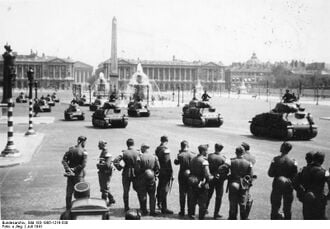 Défilé militaire allemand sur la place de la Concorde, durant l'Occupation, en 1941.