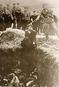 1942. Un SS abat un Ukrainien de religion juive.