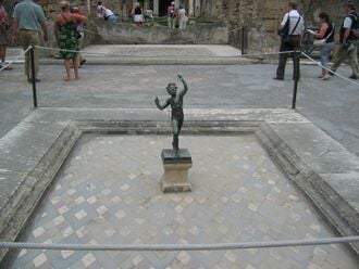 Copie moderne d'un faune dansant en bronze qui a donné son nom à la villa.