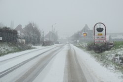 L'un des accès au village en hiver.