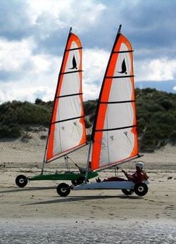 Chars à voile sur une grande plage de la Somme, Picardie.