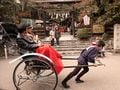 Pousse-pousse transportant des touristes à Kyoto