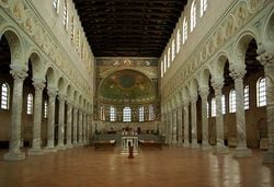 Basilique Saint-Apollinaire in Classe. La nef, l'abside et l'arc triomphal, VIe siècle.