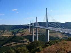 Le viaduc de Millau franchit la vallée du Tarn.