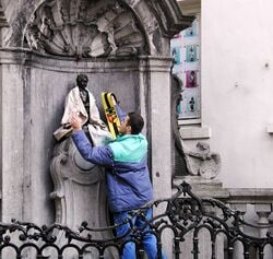 Manneken-Pis habillé par des étudiants.