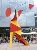 Mobile, Crinkly avec disque rouge, 1973, exposé à Stuttgart