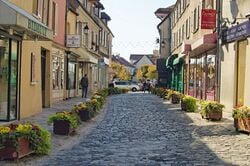 Une rue piétonne dans le centre ville d'Antony