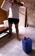 Siphonnage au cours de fabrication artisanale de Bière.
