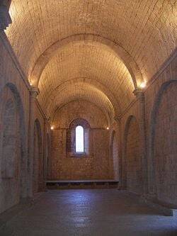 Arc en plein cintre. Voûte romane de l'église de Sainte-Énimie, en Lozère.