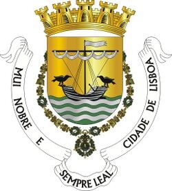 Couronne à cinq tours, écu avec la mer et un bateau surmonté de deux corbeaux, bannière avec devise.