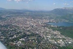 Vue aérienne d'Annecy.