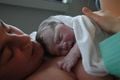 Un bébé et sa maman juste après l'accouchement