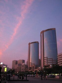 Les tours jumelles de Deira au coucher du soleil.