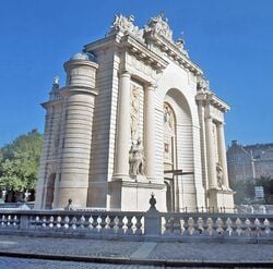 La Porte de Paris, construite en l'honneur de Louis XIV.