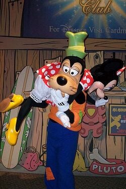 Dingo en train de porter Minnie.