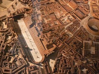 Vue du Circus Maximus sur une maquette dite Plan de Rome&nbsp;(wp) à Caen.