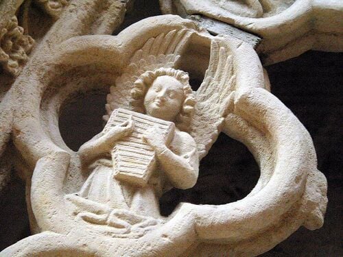 Ange jouant du psaltérion. Abbaye de La Chaise-Dieu.